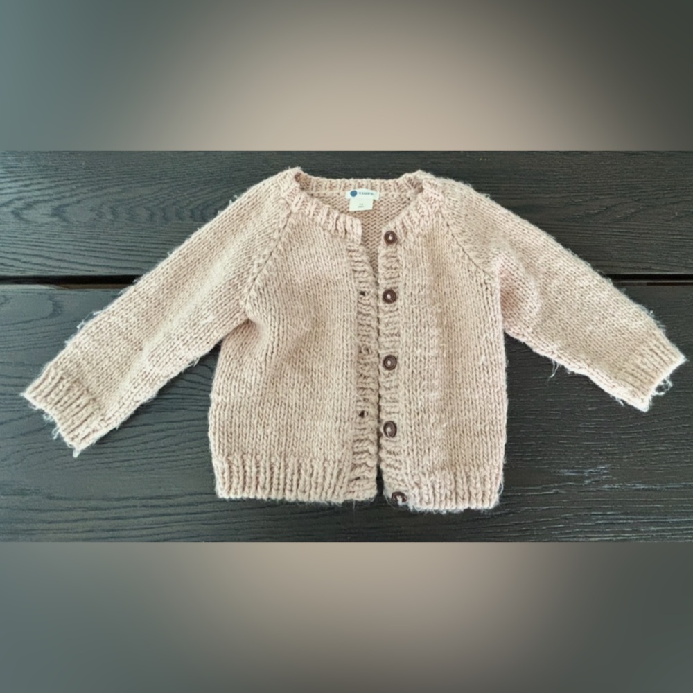 Blueberry Hill size 4-6 years 🫐🫶🏻 Cozy Knit Cardigan with Button Details